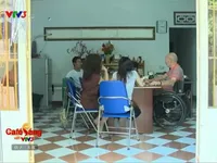 Ông Tây ngồi xe lăn dạy tiếng Anh miễn phí cho người dân Nha Trang