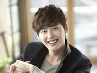 Lee Jong Suk trì hoãn việc nhập ngũ