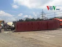 Hà Nội: Vào cua gấp, xe container lật nhào, tài xế thoát chết