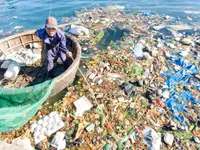 Ngăn chặn rác thải 'tấn công' vịnh Nha Trang mỗi ngày