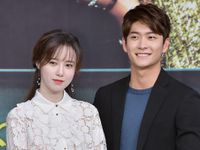 Kang Tae Oh rạng rỡ bên đàn chị Goo Hye Sun ra mắt phim mới