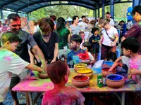 Giới trẻ hăng say h&ograve;a m&igrave;nh v&agrave;o lễ hội sắc m&agrave;u Ấn Độ tại H&agrave; Nội