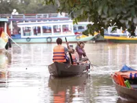 Bão chồng bão, lũ chồng lũ, người dân miền Trung chồng chất khó khăn