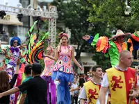 Phố đi bộ Hồ Gươm sôi động lễ hội Carnival bất chấp mưa gió