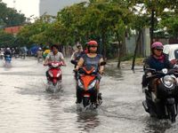 Mưa trái mùa tiếp tục gây ngập tại TP.HCM