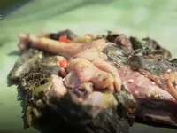 Thưởng thức g&agrave; nướng mắc kh&eacute;n bọc l&aacute; dong, đắm say hương vị n&uacute;i rừng