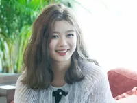 Tay băng bó, Kim Yoo Jung vẫn khiến fan 'đứng hình' vì quá dễ thương