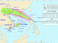 Bão Pakhar gây gió giật cấp 11, áp sát biển Đông