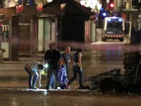 Kẻ l&aacute;i xe tấn c&ocirc;ng khủng bố ở Barcelona c&oacute; thể vẫn c&ograve;n sống