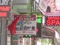 Biển hiệu 'sính ngoại' tràn ngập phố Hà Nội