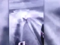 Clip d&ugrave;ng thuyền m&aacute;y k&eacute;o l&ecirc; c&aacute; mập g&acirc;y phẫn nộ tr&ecirc;n mạng x&atilde; hội