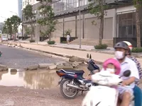 Hà Nội: Chung cư giá cao ngất ngưởng nhưng như... ốc đảo