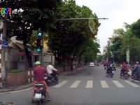 Clip: Vượt đèn đỏ, thanh niên lái xe máy bị ô tô húc văng