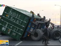 TP.HCM: Thùng container lật ngang cầu, giao thông tê liệt