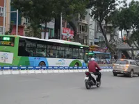 Lắp dải phân cách cứng cho BRT: Nhiều ý kiến trái chiều