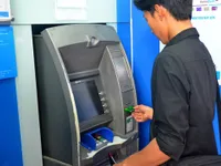 Nhiều ngân hàng kiến nghị tăng phí giao dịch qua ATM