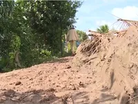 Thi công đê bao dang dở gây khó cho việc đi lại ở Vĩnh Long
