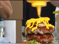 Bánh hamburger phủ vàng 24K