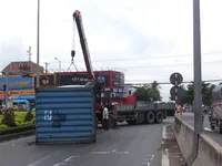 Thùng xe container rơi xuống đường, 5 người trên xe ô tô thoát chết trong gang tấc