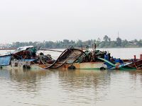 Bắt sà lan và ghe lớn bơm hút cát lậu tại Đồng Nai