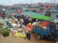 Đưa hàng Tết ra đảo Lý Sơn