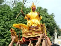 Kiệu 'vua', 'ch&uacute;a' nghi&ecirc;ng ngả trong lễ rước độc nhất v&ocirc; nhị tại H&agrave; Nội