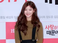 Kim Yoo Jung tươi tắn trở lại sau khi nhập viện