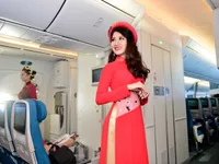 Tiếp viên Vietnam Airlines trình diễn áo dài ở độ cao trên 10.000m