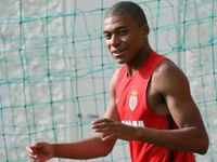 Man City chen chân tính phá Real Madrid vụ Mbappe