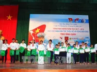 Trao học bổng cho học sinh dân tộc thiểu số và con em ngư dân Bình Định