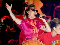 Miley Cyrus khóc nức nở vì được góp tiền cho nạn nhân siêu bão Harvey