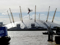 Biểu diễn mô tô mạo hiểm bay qua hai sà lan trên sông Thames, Anh