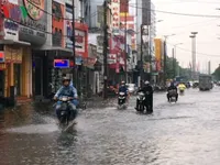 Mưa lớn g&acirc;y ngập cục bộ tại một số tuyến đường TP Huế