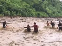 Sơn La: Hơn 200 cán bộ, chiến sĩ túc trực 24/24 giúp dân trong mưa lũ