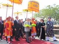 Nhà vua và Hoàng hậu Nhật Bản thăm Đại nội Huế