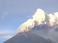 Mexico: Núi lửa Popocatepetl lại phun trào khói bụi cao tới 2km