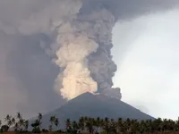 Indonesia kéo dài lệnh đóng cửa sân bay trước nguy cơ núi lửa Agung phun trào