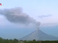 Indonesia: Núi lửa Sinabung phun trào, tro bụi bốc cao hơn 2km