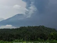 Indonesia: Hàng chục chuyến bay bị hủy do núi lửa Agung tiếp tục phun khói bụi