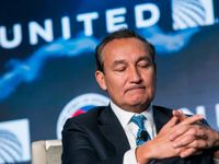 CEO United Airlines xin lỗi trước quốc hội Mỹ vì vụ kéo lê hành khách