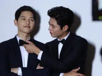 Song Joong Ki ủng hộ đàn em Park Bo Geum hết mình