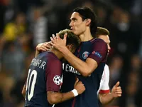 Ôm nhau thắm thiết, Neymar và Cavani đã làm lành?