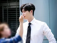 &apos;Khi nàng say giấc&apos; tiếp tục đánh gục fan bằng loạt ảnh đẹp long lanh của Lee Jong Suk