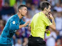 Cris Ronaldo bị treo giò 5 trận vì đẩy trọng tài trong trận thắng Barcelona