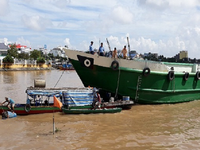 Sà lan mất lái tông chìm ghe trên sông Tiền