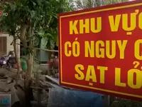 Người dân Vĩnh Long bám trụ ở khu vực sạt lở