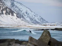 Trải nghiệm lướt sóng đặc biệt ở Bắc Cực