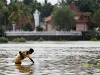 Sri Lanka gấp rút sơ tán người dân khỏi khu vực bão lũ