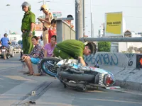 TP.HCM: Hai thanh niên tông thành cầu, văng xuống kênh Tàu Hủ