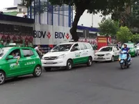 Taxi truyền thống băn khoăn với chia địa bàn, khoác 'đồng phục' một màu